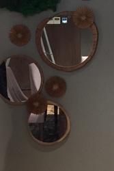 Зеркало на спиле дерева